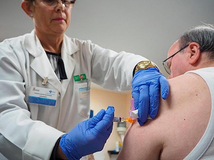 La enfermera Rosario Vicente vacuna a un paciente durante la campaña del pasado año.