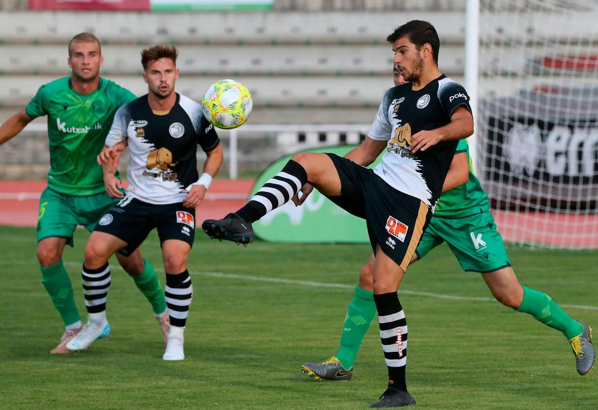 Carlos de la Nava bajando un balón en un choque en Las Pistas