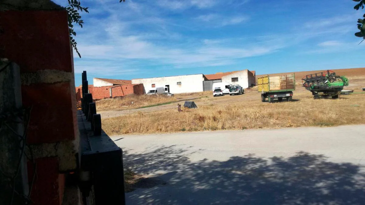 Vehículos de la Guardia Civil durante el registro en la nave