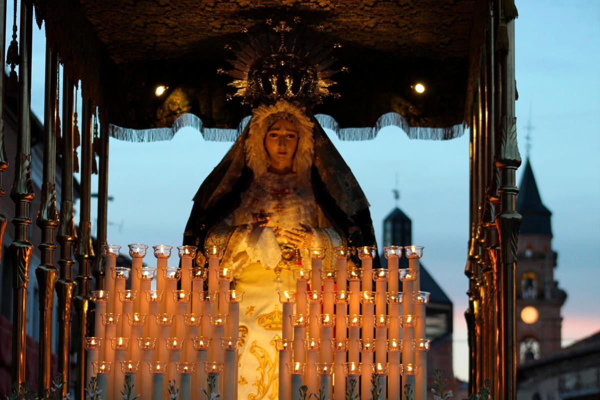 Imagen de Nuestra Señora de la Esperanza en su paso de palio.