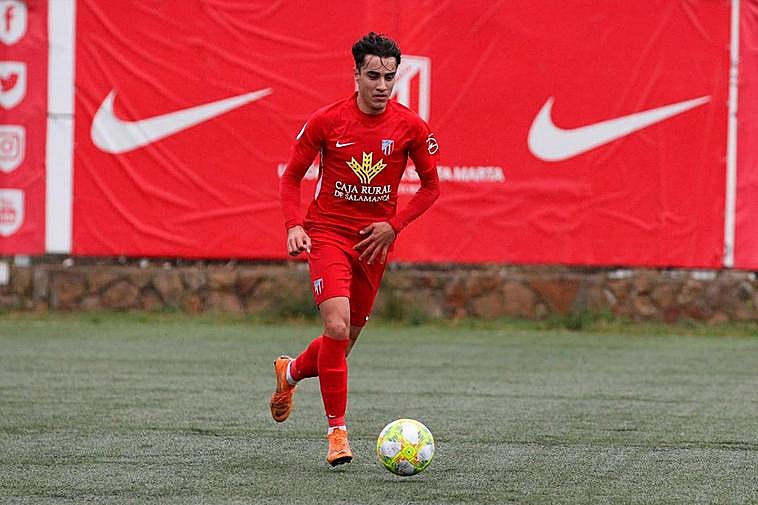 Martiña conduciendo un balón en un choque de la UD Santa Marta