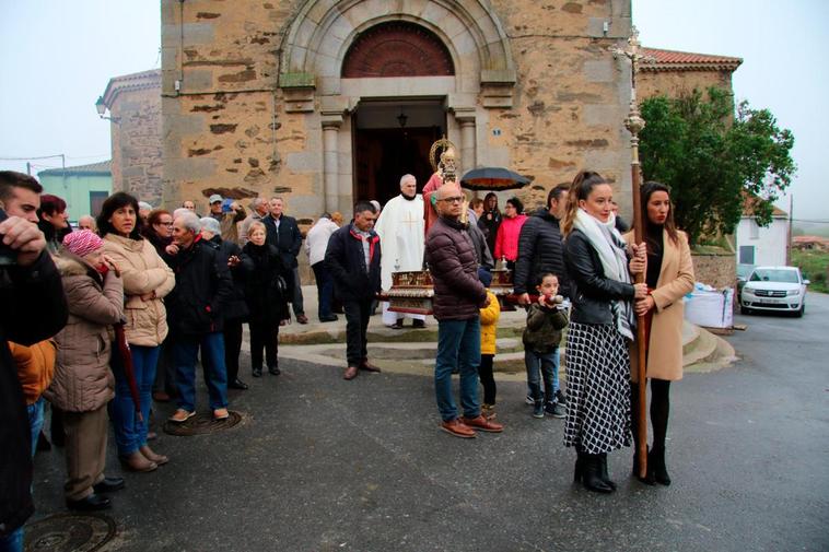 La salida de la procesión de San Martín de Tours estuvo acompañada por una fina llovizna.