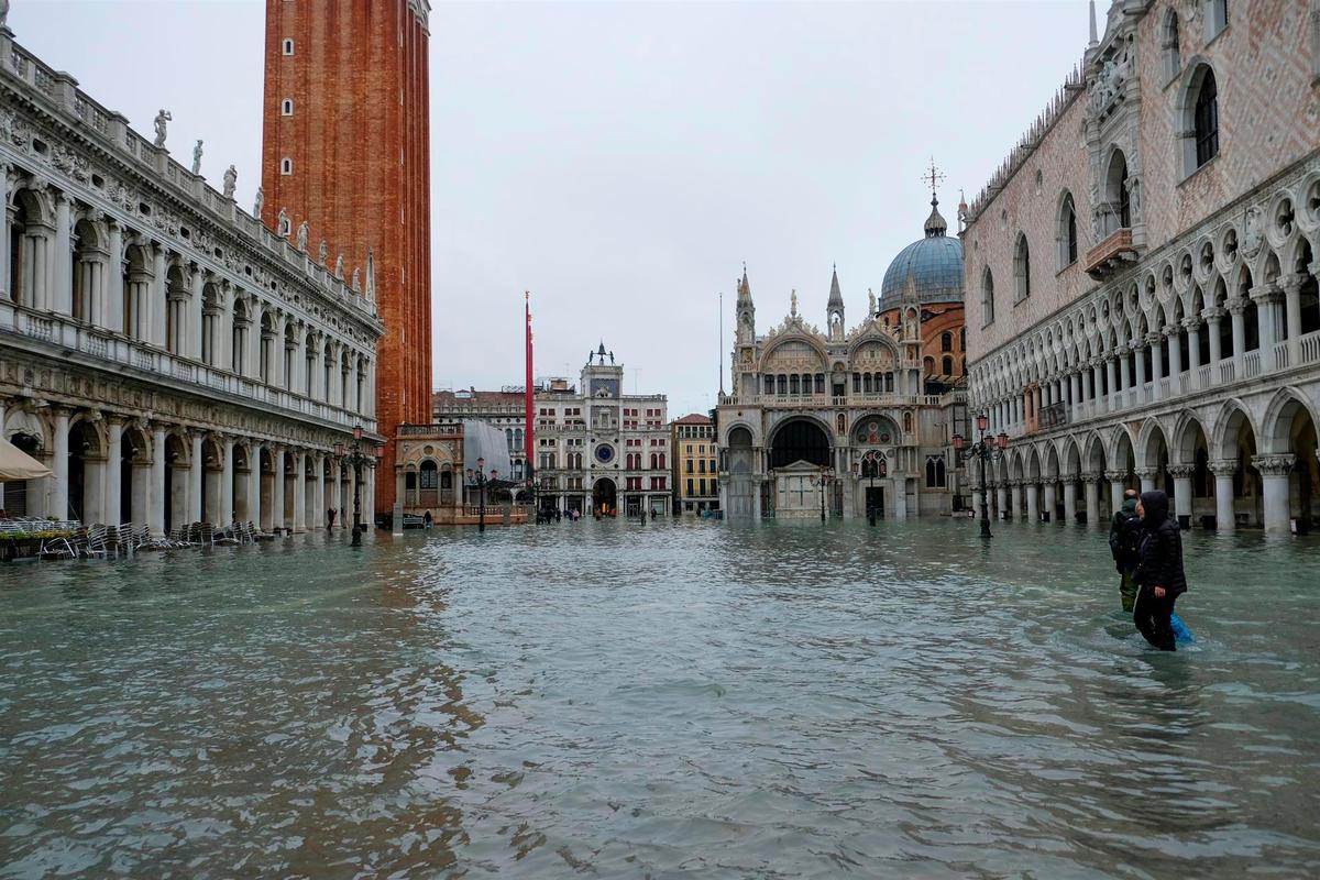 Calles de Venecia afectadas por la inundación.