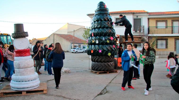 Árbol de Navidad del año pasado con neumáticos reciclados.