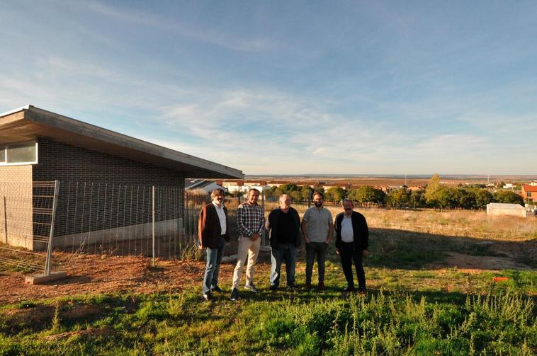 Justo Pérez, Antonio Luis Rodríguez, Camilo Hernández, Guillermo Rivas y Pedro Gallego en la parcela donde se construirán las piscinas.