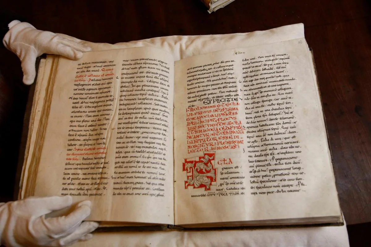 BEATO DE LIÉBANA. Pergamino del siglo XII escrito en latín con iniciales coloreadas y otras solo dibujadas del Colegio Mayor de Cuenca y procedente posiblemente del Monasterio de Poblet.