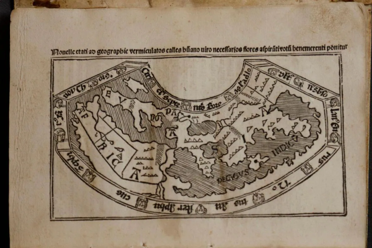 MAPA MUNDI DE POMPONIO MELA. Impreso en Salamanca en 1498, recoge una obra de Pomponio Mela (siglo I) y otra de Nebrija, con un mapamundi de la época romana y menciones a las nuevas tierras por parte de Nebrija.