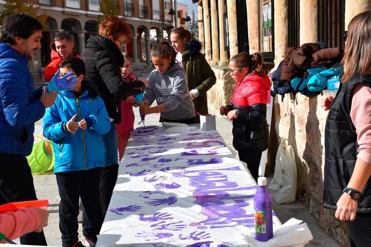 Los vecinos plasmaron sus manos en la pancarta contra la violencia.