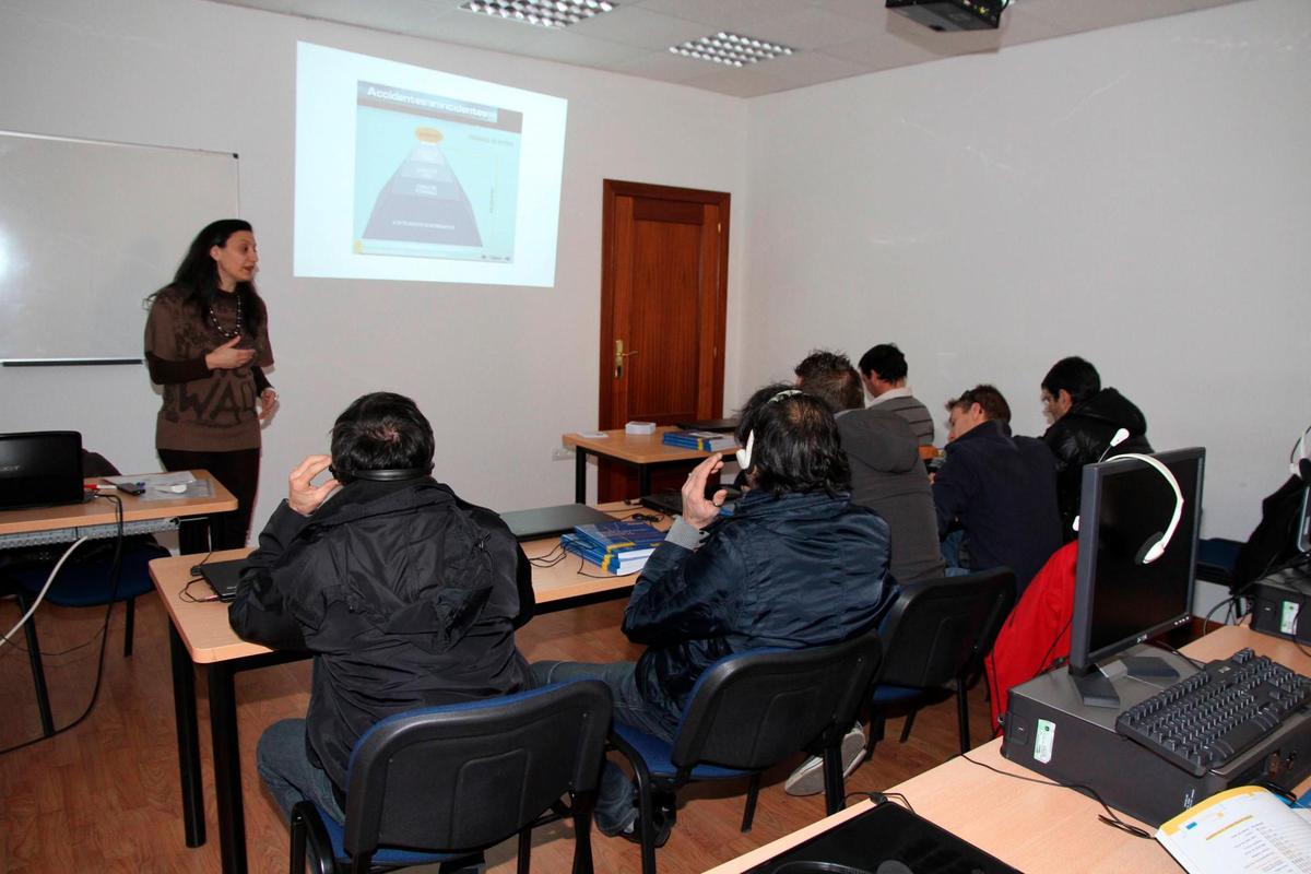 Clase teórica en una autoescuela.