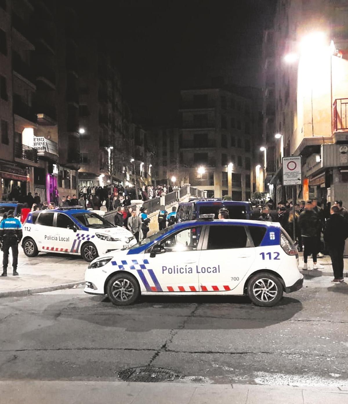 Policía Local en la plaza de la Reina en una pelea anterior.