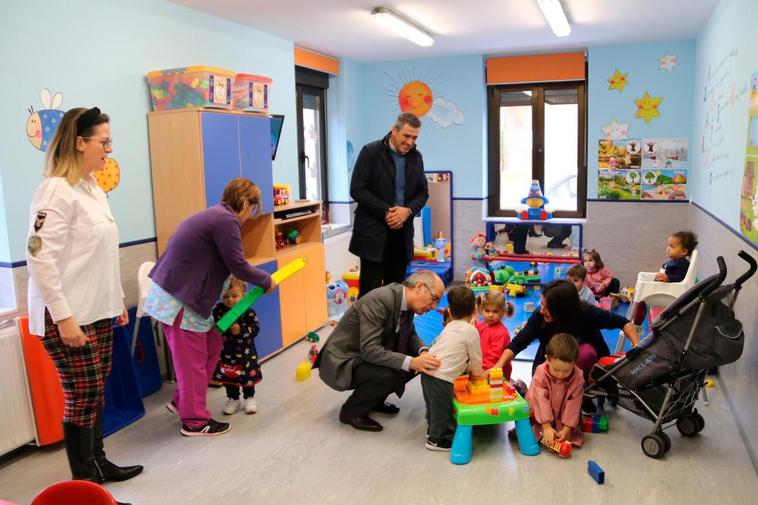 Javier Iglesias charla con los niños en presencia del alcalde de la localidad, Julián Barrera.