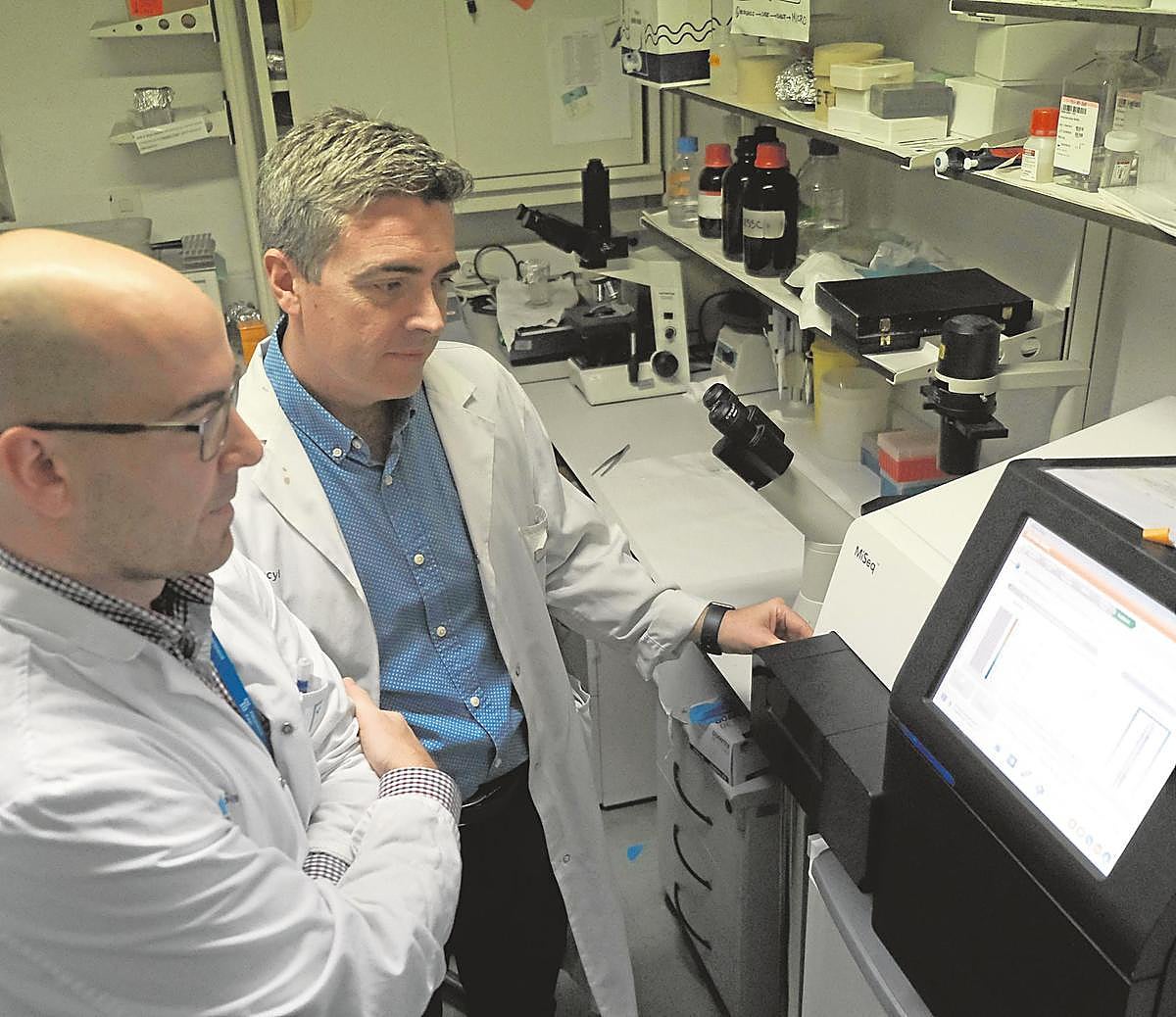 José María Bastida y José Ramón González en los laboratorios de Hematología.