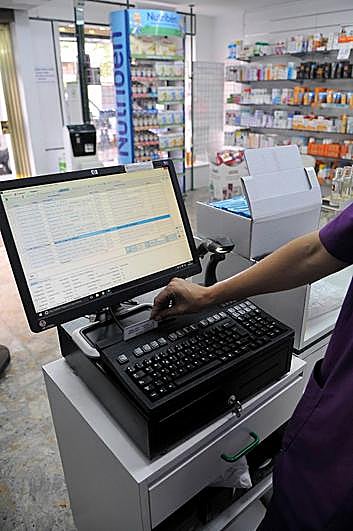 Una farmacia salmantina utiliza la receta electrónica.