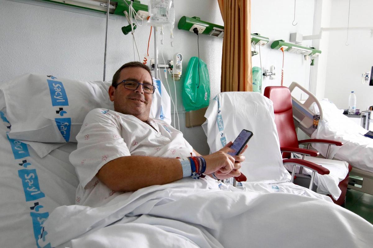 Juanma Díaz, teléfono en mano, durante una de sus estancias semanales en el Hospital de Salamanca.