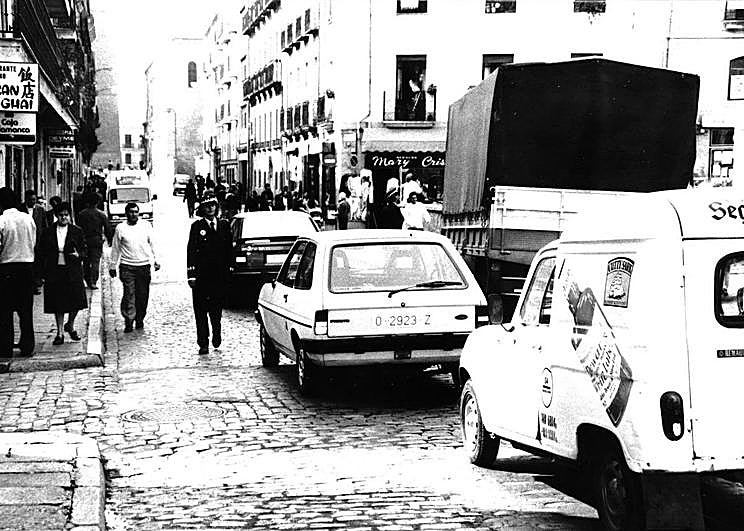 Una policía municipal regula el tráfico en la calle de la Rúa.