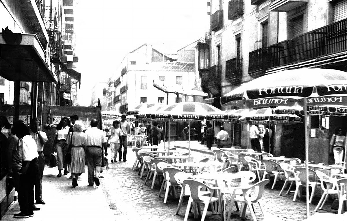 Las terrazas, con sombrillas con publicidad de tabaco.