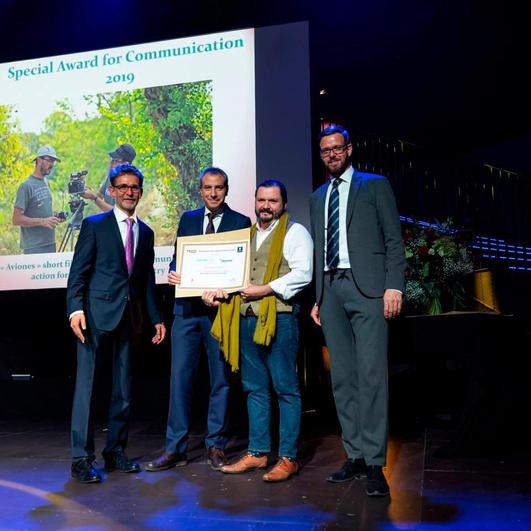 Representantes de la Fundación Tormes recogen el galardón.