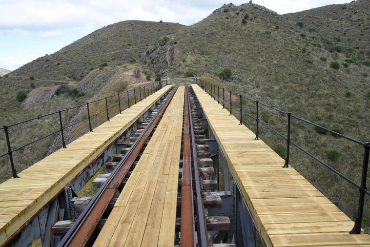 Uno de los puentes de la vía de La Fregeneda.