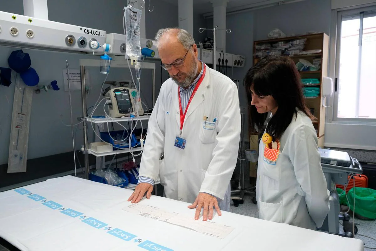 Ángel Bajo y Vega Riesco revisan un electrocardiograma en el área de Urgencias.