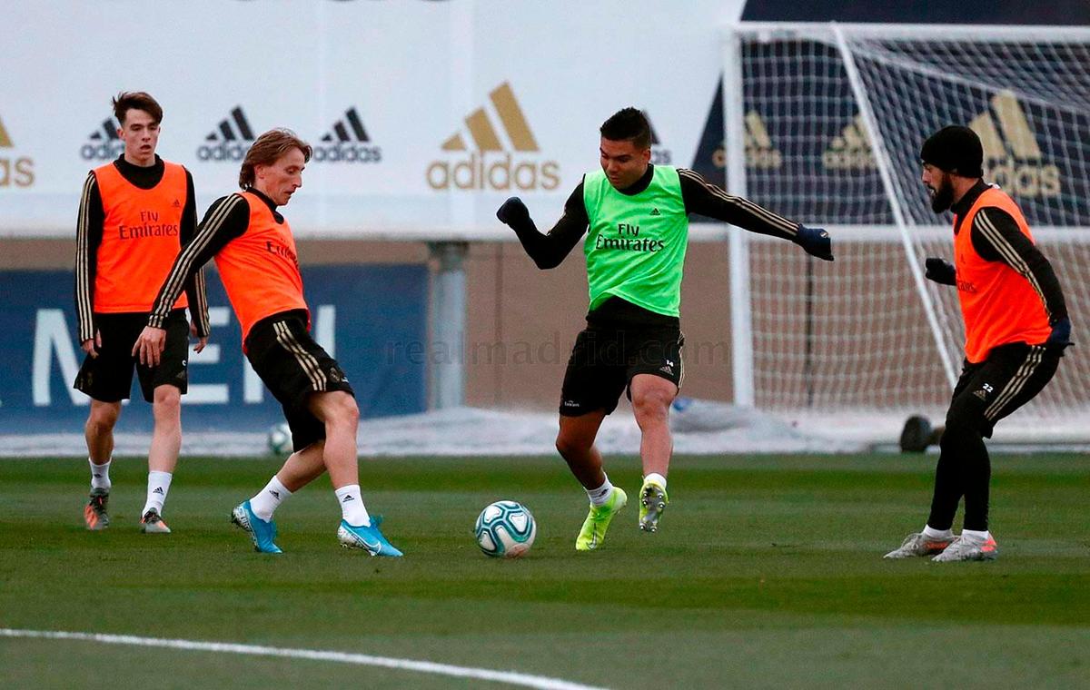 Bruno Iglesias (detrás de Luka Modric) en la sesión de entrenamiento con el primer equipo.