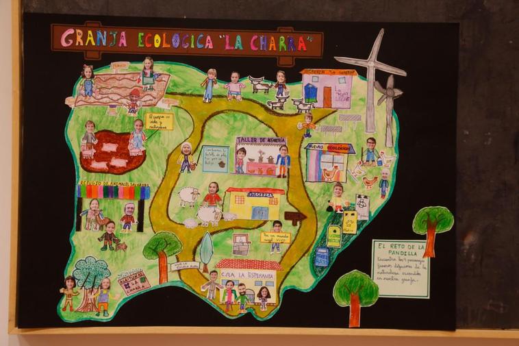 El mural ganador que representa a la granja ecológica “La Charra” explotada por los chicos y profesores de 3º A del Colegio San Blas de Santa Marta.