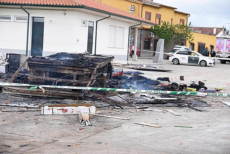 Estado en que quedó el remolque de atracciones de ferias después de la explosión registrada en Cabrillas.
