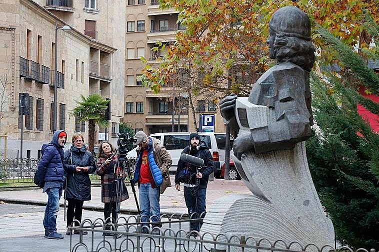 Mariela Artiles, detrás de la cámara, ayer en la plaza de Los Bandos junto al busto dedicado a la escritora Carmen Martín Gaite.