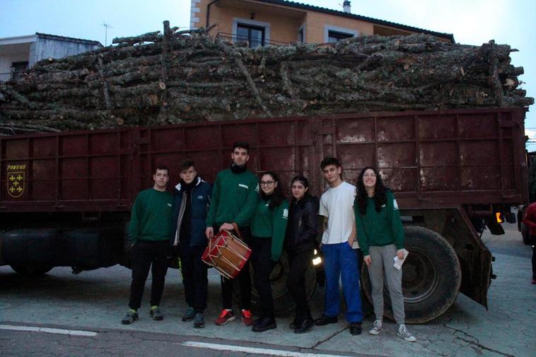 Los quintos junto al camión cargado de leña para subastarla y poder financiar así sus celebraciones.