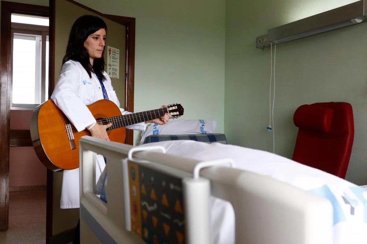 Pilar Rodríguez, guitarra en mano, toca una canción en una de las habitaciones de Los Montalvos.