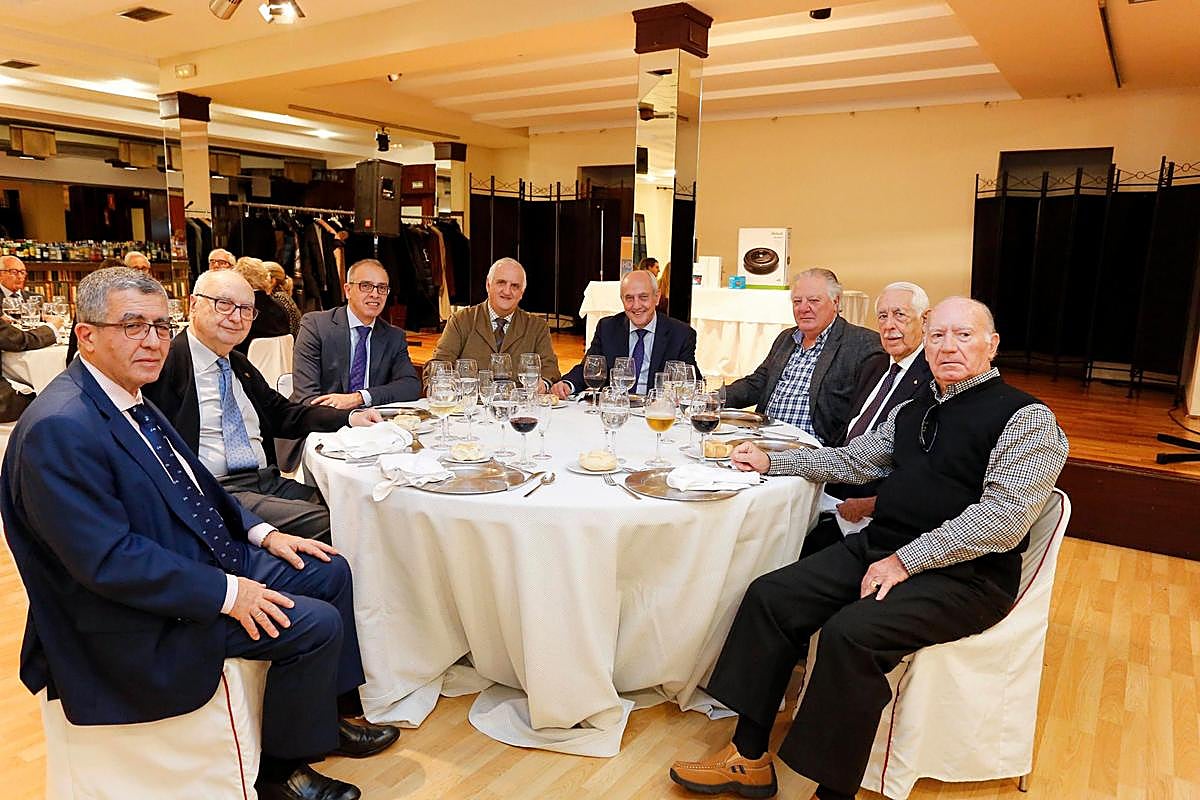 La plantilla de LA GACETA adelanta la Navidad y brinda por el 2020, el