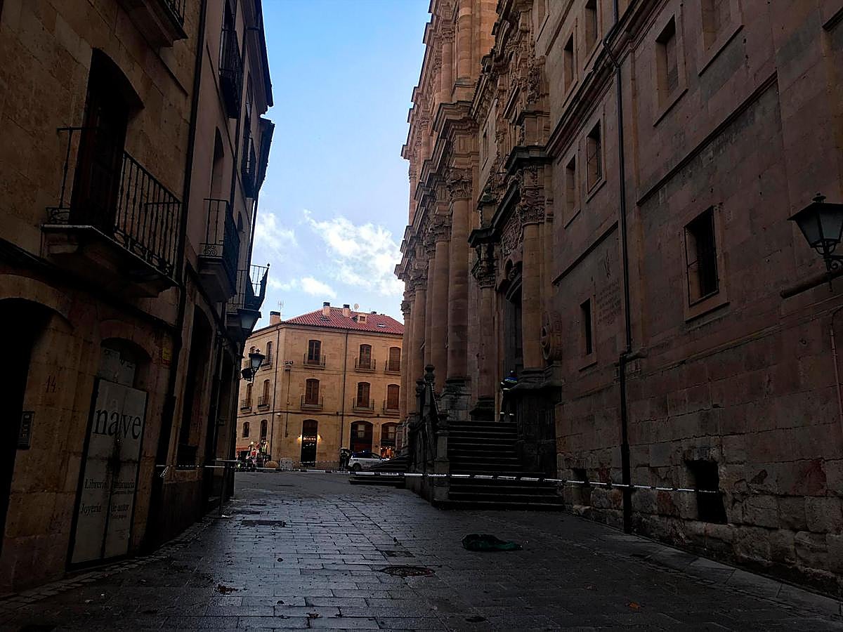 La Clerecía, acordonada por el peligro de desprendimientos.