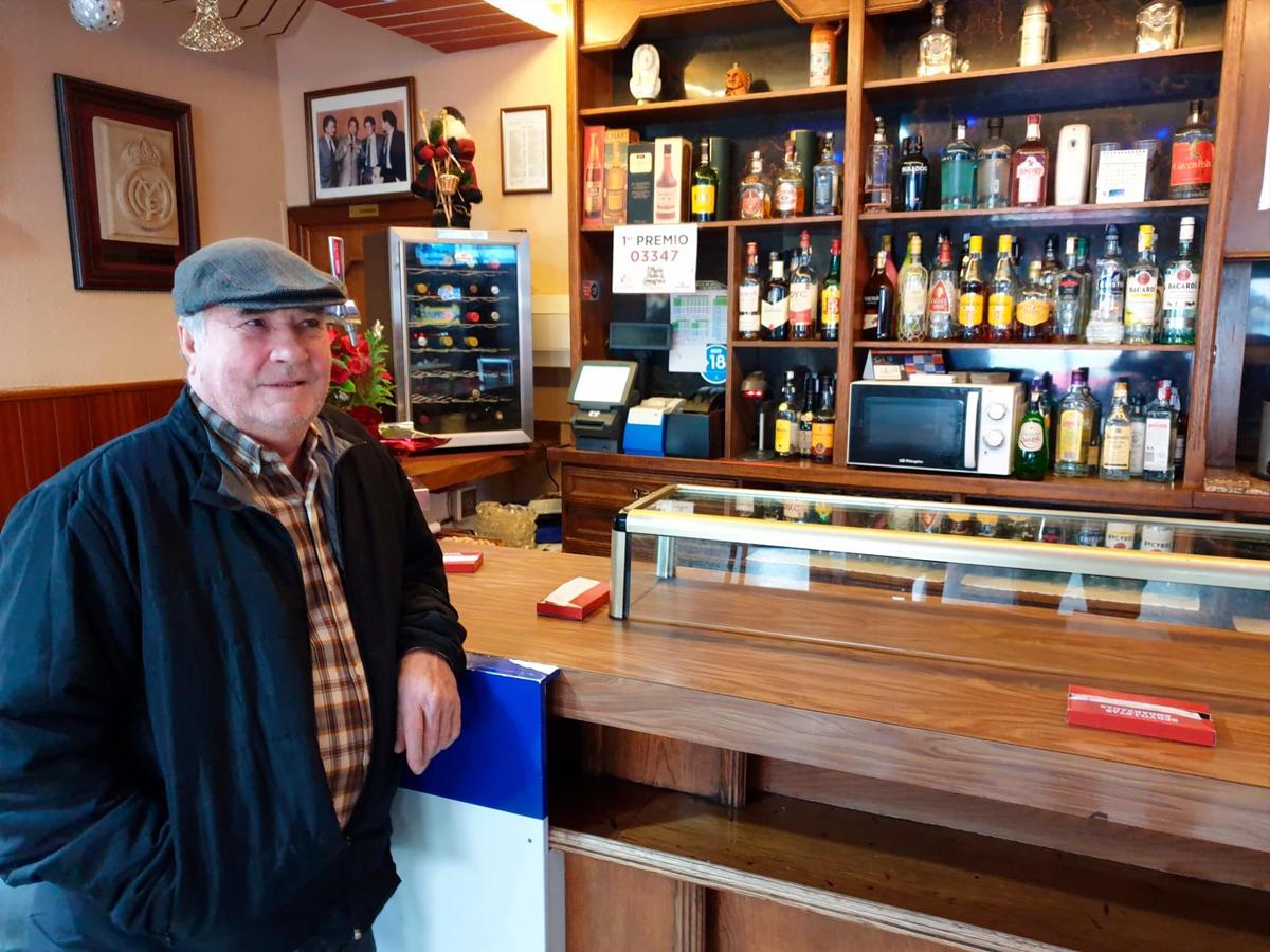 Un cliente en el Bar El Porvenir, en Cabrillas, donde han vendido un décimo del quinto premio.