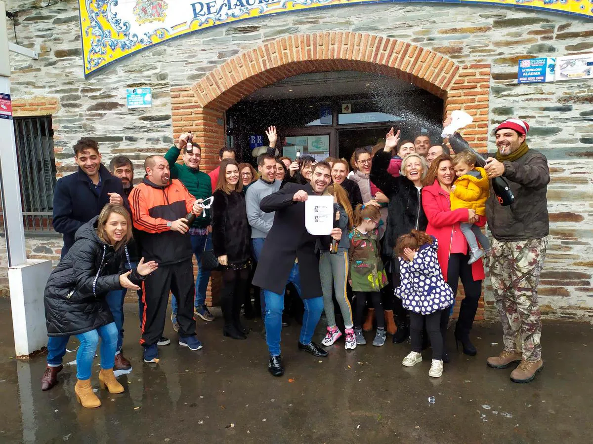 Mario Pérez y su familia celebrando el premio en Guijuelo.