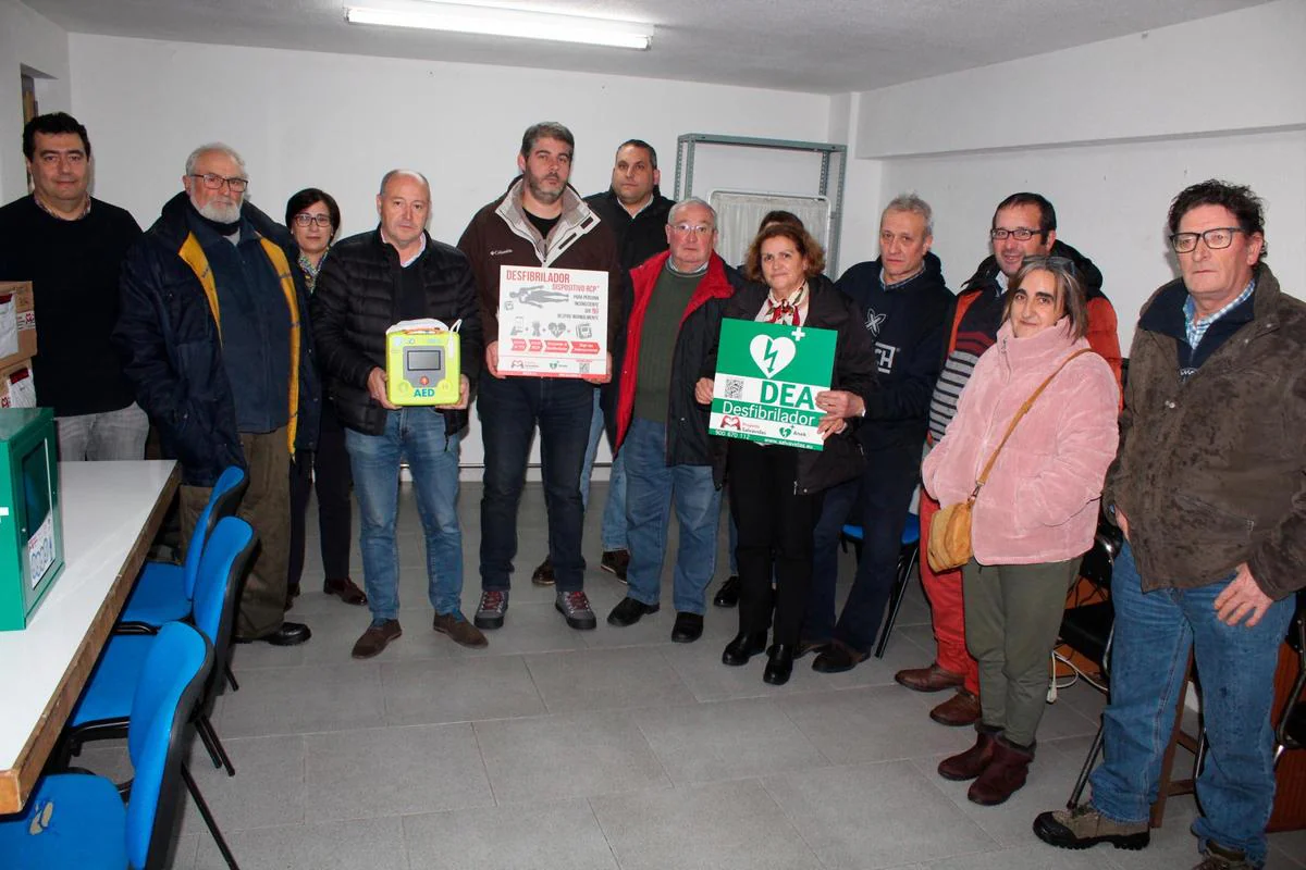 Alcaldes y concejales durante la entrega de los desfibriladores en la reunión de Horcajo de Montemayor.