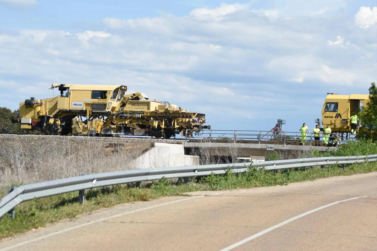 Obras del montaje de la catenaria en el tramo español, entre Salamanca y Fuentes de Oñoro.