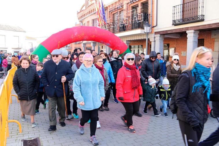 Los participantes en la marcha solidaria salieron desde la Plaza Mayor macoterana.