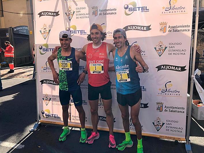 Jorge Blanco (centro), junto al segundo (verde) y tercer (azul) clasificados.