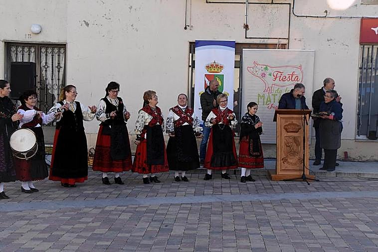 El grupo de bailes charros de La Fuente de San Esteban junto al pregonero, Heraclio Rodríguez, y el alcalde, Manuel Rufino García.