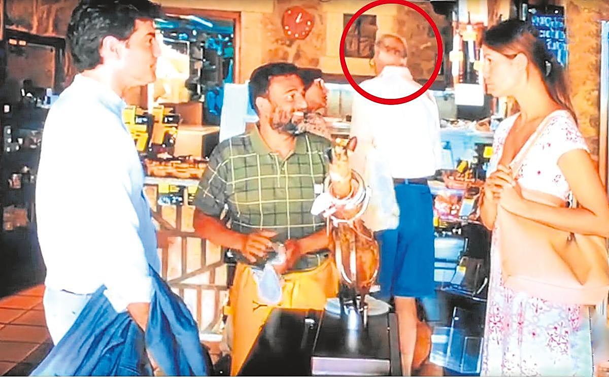 Pedro José Pérez, de espaldas, durante la escena en la que participa.