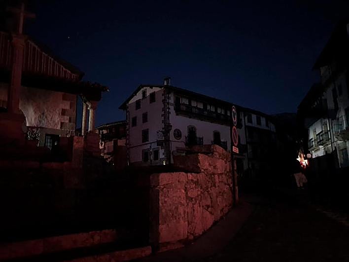 Las calles de Candelario sin luz.