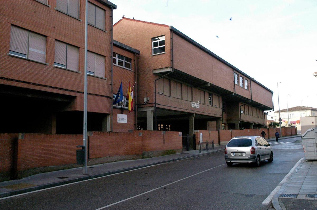Fachada del colegio Nicolás Rodríguez Aniceto, en el barrio de Pizarrales.