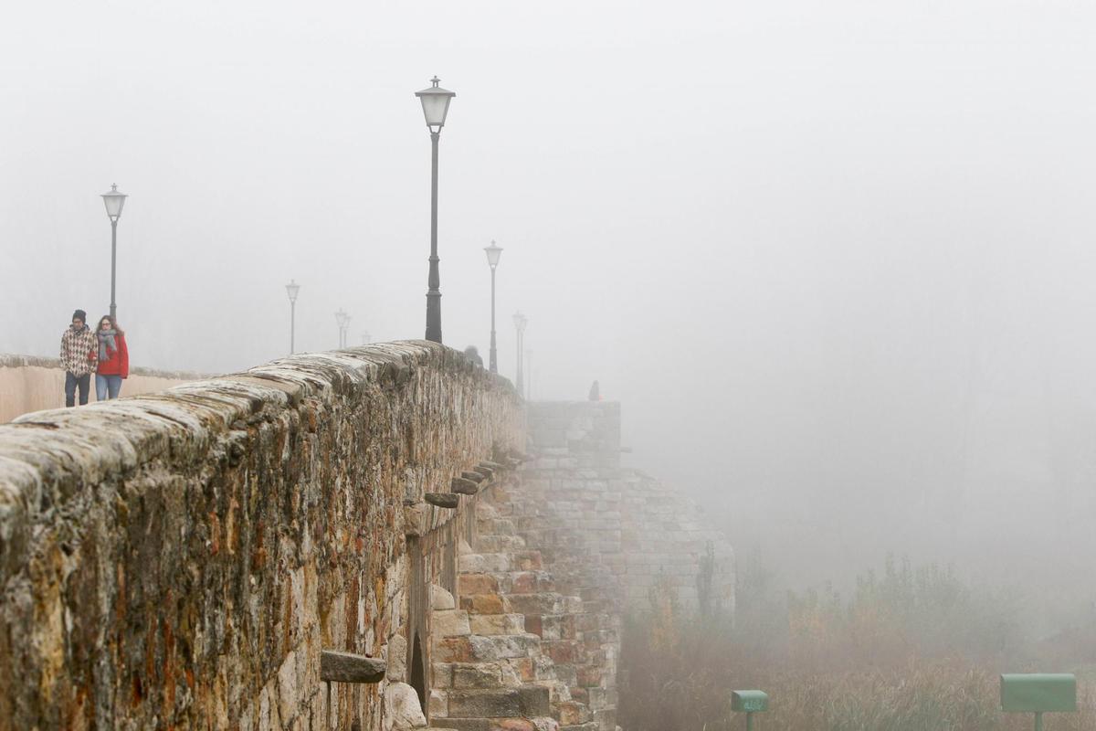 El Puente Romano repleto de niebla en el pasado mes de diciembre.