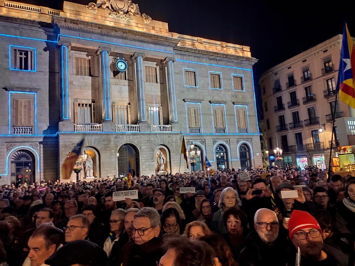 Concentración en la Plaza de Sant Jaume.