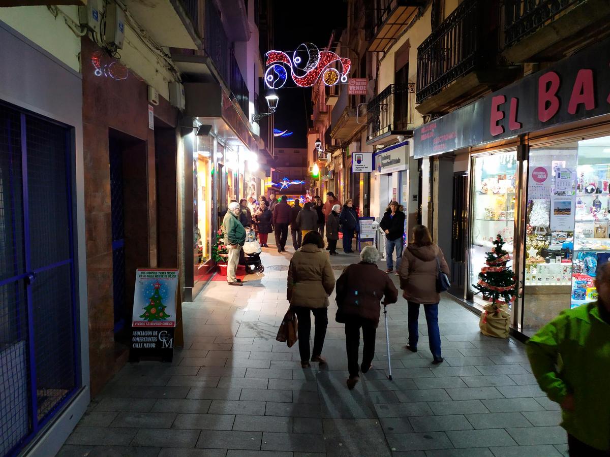 Vecinos paseando por la calle Mayor de Béjar.