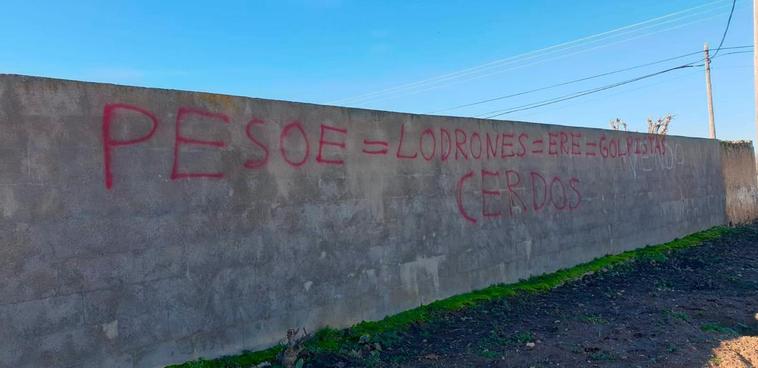 Pintadas contra el PSOE en la plaza de toros de San Pedro de Rozados