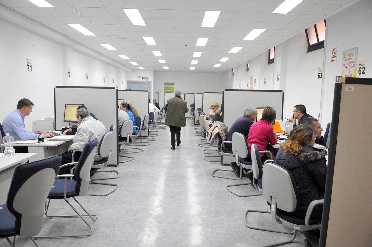 Varias personas atendidas en una campaña de la Renta anterior.