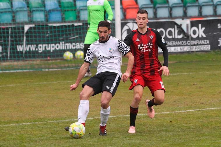 Nono busca sacar el balón jugado desde la fase defensiva del Salamanca UDS B.