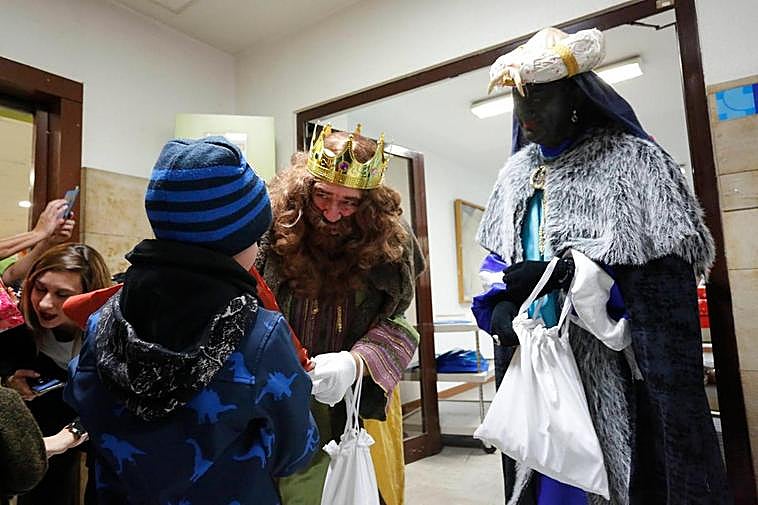 Gaspar y Baltasar reparten regalos a los niños que había en el Hospital de Salamanca.