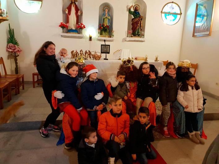 Los niños de Fuentebuena de Béjar junto a los Reyes.