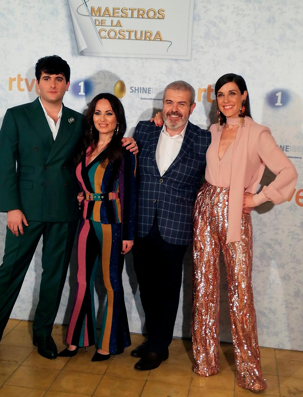 Lorenzo Caprile (chaqueta cuadros) junto a los jueces y presentadora de ‘Maestros de la costura’.